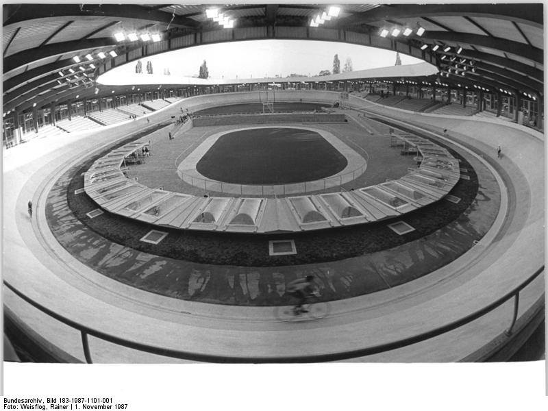 File:Bundesarchiv Bild 183-1987-1101-001, Cottbus, Radrennbahn.jpg